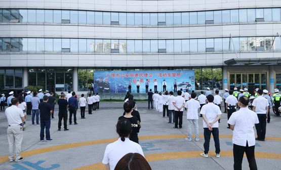 市公安局“流动车管所”首站走进市人民医院