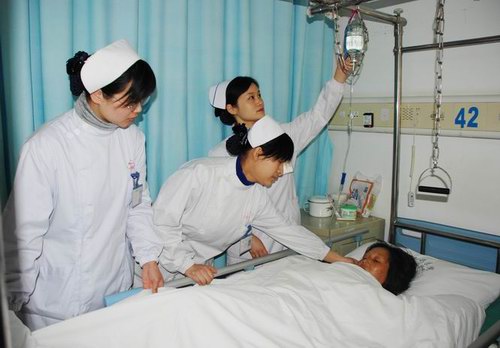 千斤巨石砸伤腿   聋哑妇女危转安