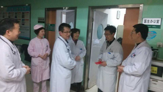 儿童中心科委会慰问老专家和困难职工