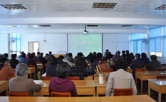 风湿科主任熊焰到老年大学授课