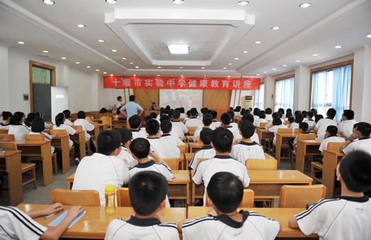 我院健康教育走进实验中学