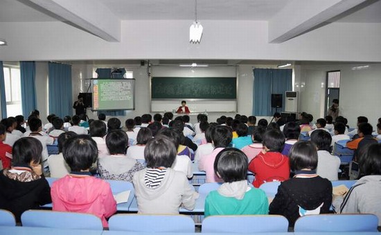 刘春华给市二中新生讲授健康教育
