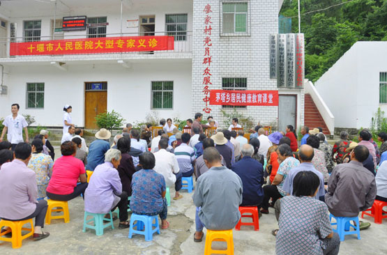 我院眼科中心专家茅塔义诊受好评