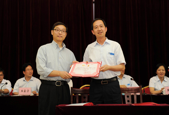 美国华盛顿大学李毅教授受聘市人民医院眼科中心执行主任