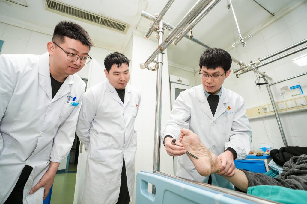 患者濒临全瘫跨省求医 十堰人医微创手术...